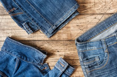 Kot Giysi ve aksesuarları kahverengi ahşap zemin üzerinde.