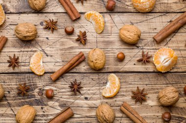 Noel kavramı. mandalina ve tarçın sopa anason ve ahşap zemin üzerine fındık ile