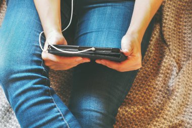 Kot pantolon, bacaklarda tablet üzerinde gri bir battaniye elinde. Kavram eğitimi ve rekreasyon
