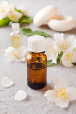 Yasemin yağı. Aromaterapi ile yasemin yağı ve sabun. Yasemin çiçeği.