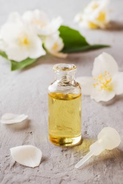 Yasemin yağı. Aromaterapi ile yasemin yağı ve sabun. Yasemin çiçeği.