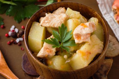 Tavuk ve sebze bir ahşap kase komposto patates