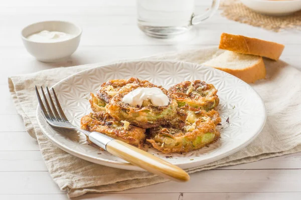 Stekt Zucchini Skivor Ägg Smeten Med Vitlök Tallrik — Stockfoto