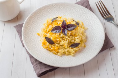 Geleneksel pilav, sebze ve taze fesleğen ahşap masa lambası tabağa pilav