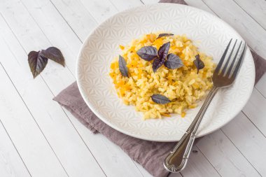 Geleneksel pilav, sebze ve taze fesleğen ahşap masa lambası tabağa pilav