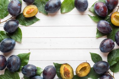 Masa lambası yapraklarda ile taze erik meyve