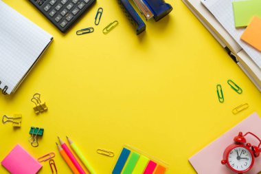 Kopya alanı ile sarı tabloda Kırtasiye. Eğitim kavramı, okul ve ofis