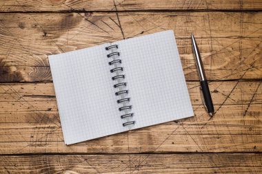 Not etmek için metin kopya alanı üzerinde ahşap arka plan ile. Eğitim ve office kavramı