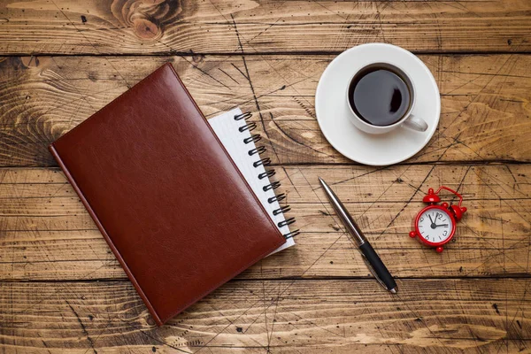 革製のカバー 木製の背景にコーヒー カップの日記 教育と事務所のコンセプト — ストック写真