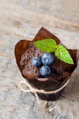 Ahşap stand bir yaban mersini ve nane ile çikolatalı kek.