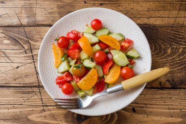 Salata salatalık domates ahşap bir masa üzerinde