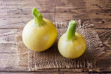 Ahşap bir masa üzerinde küçük sarı kabak kabak