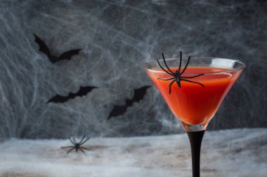Bloody Mary kokteyl, örümcek web arka plan ve yarasalar Cadılar Bayramı, seçici odak için.