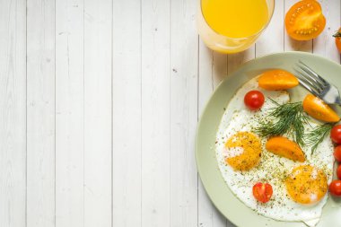 sahanda yumurta bir tabakta domates ile.