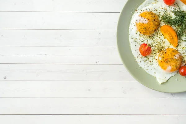 Жареные Яйца Помидорами Черри Тарелке — стоковое фото