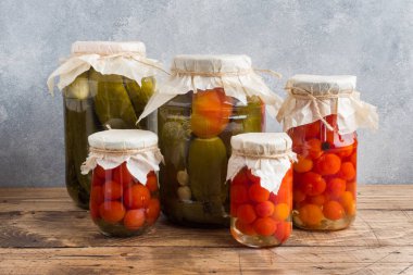 Kutular içinde ev yapımı sebze konserveler. Turşusu domates ve salatalık kırsal tarzda