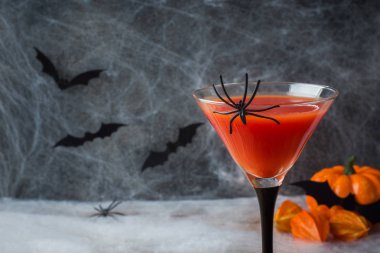 Bloody Mary kokteyl, Cadılar Bayramı, seçici odak için yarasalar, örümcekleriyle kabak.