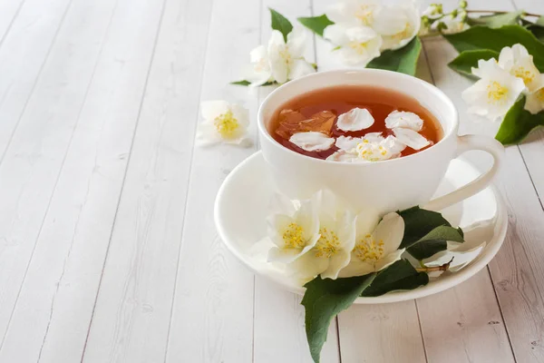 Tasse Kräutertee Mit Jasminblütenblättern Auf Hellem Hintergrund — Stockfoto