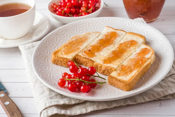 Gesundes Frühstück Mit Toast Marmelade Und Roten Johannisbeeren Eine Tasse — Stockfoto