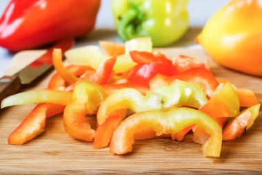 Parlak renkli ahşap masa arka plan üzerine ince doğranmış biber