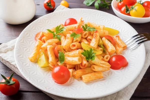 Macarrones Pasta Salsa Tomate Queso Plato Sobre Una Mesa Madera — Foto de Stock