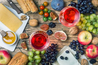 Peynir, şarap, baget üzüm incir bal ve rustik ahşap masa üstü snacks