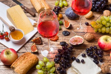 Peynir, şarap, baget üzüm incir bal ve rustik ahşap masa üstü snacks