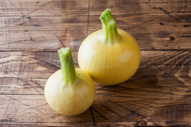 Ahşap bir masa üzerinde küçük sarı kabak kabak