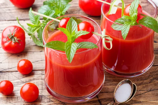 Jugo Tomate Con Menta Vaso Los Tomates Frescos Sobre Mesa — Foto de Stock
