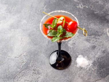 Bloody Mary alkollü olgun domates ve nane ile kokteyl. Seçici odak.