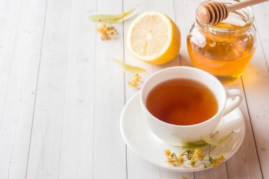 Linden, bal ve limon ile çay. Sağlıklı gıda, soğuk algınlığı tedavisinde.