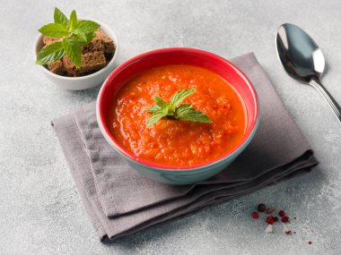 Domates çorbası tost dilim peçeteye seramik bir kasede