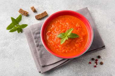 Domates çorbası tost dilim peçeteye seramik bir kasede