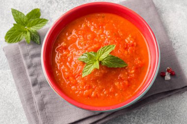 Domates çorbası tost dilim peçeteye seramik bir kasede