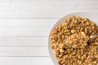 Kahvaltı yulaf gevreği, granül ve Kuruyemiş kuru. Derin bir tabak içinde müsli. Kopya alanı