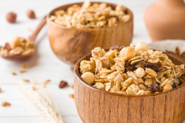 Kahvaltı yulaf gevreği, granül ve Kuruyemiş kuru. Müsli bir derin ahşap plaka