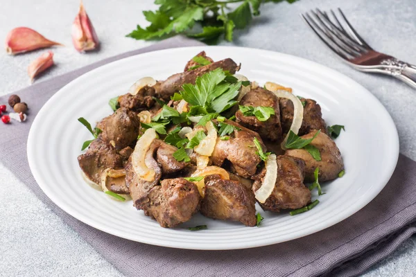 Hati Ayam Panggang Dengan Bawang Atas Piring — Stok Foto