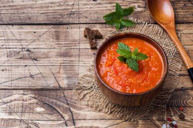 Adet tost rustik bir tablo ile ahşap bir kapta domates çorbası