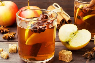 Cam bardağı tarçın, anason ve elma ile yapılan mulled şarap elma şarabı. Kokteyl bar kavramı