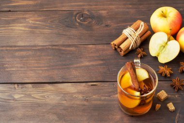 Cam bardağı tarçın, anason ve elma ile yapılan mulled şarap elma şarabı. Kokteyl bar kopya alanı kavramı