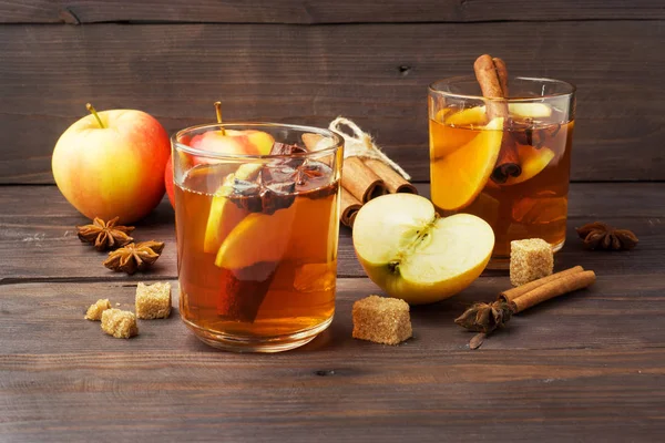 Sidra Vino Caliente Tazas Vidrio Con Canela Anís Manzanas Concepto — Foto de Stock