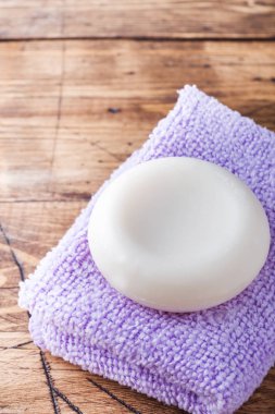 Spa ve sağlıklı yaşam konsepti üzerine ahşap arka plan. Sabun ve Terry havlu