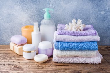 Spa ve sağlıklı yaşam konsepti üzerine ahşap arka plan. Havlu krem sabun ve banyo aksesuarları