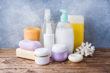 Spa ve sağlıklı yaşam konsepti üzerine ahşap arka plan. Havlu krem sabun ve banyo aksesuarları