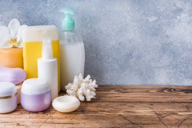 Spa ve sağlıklı yaşam konsepti üzerine ahşap arka plan. Havlu krem sabun ve banyo aksesuarları