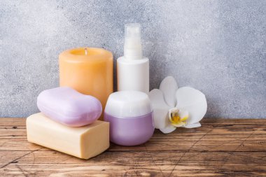 Spa ve sağlıklı yaşam konsepti üzerine ahşap arka plan. Havlu krem sabun ve banyo aksesuarları