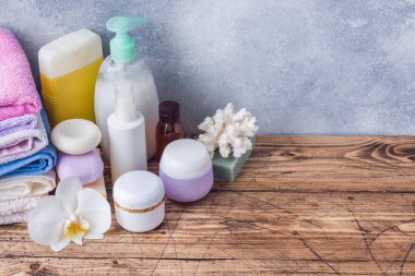 Spa ve sağlıklı yaşam konsepti üzerine ahşap arka plan. Havlu krem sabun ve banyo aksesuarları