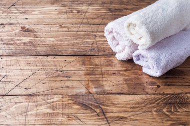 Spa ve sağlıklı yaşam konsepti üzerine ahşap arka plan. Terry havlu yığını. Kopya alanı