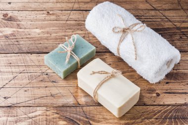 Spa ve sağlıklı yaşam konsepti üzerine ahşap arka plan. Sabun ve Terry havlu