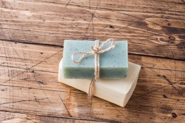 Spa ve sağlıklı yaşam konsepti üzerine ahşap arka plan. Banyo sabunu el yapımı